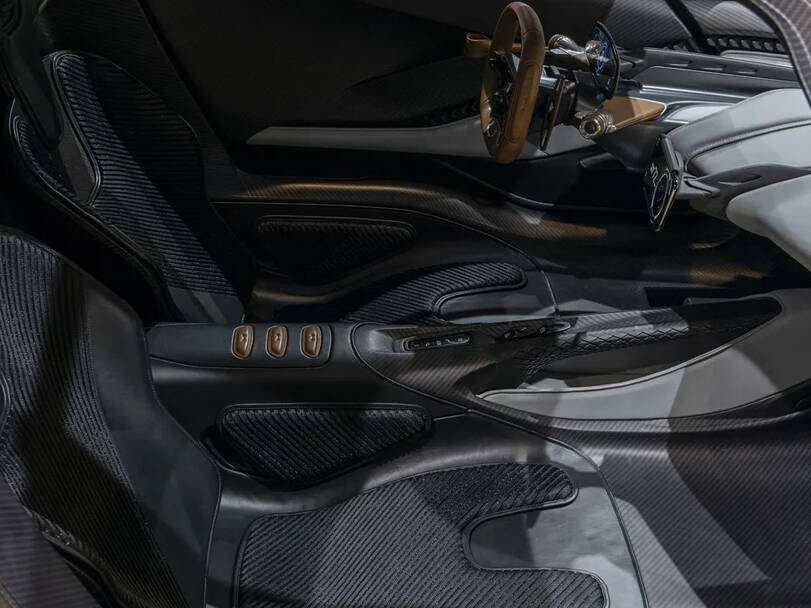 makes.aston-martin models.valhalla IMAGE