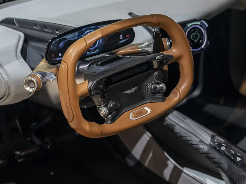 makes.aston-martin models.valhalla IMAGE