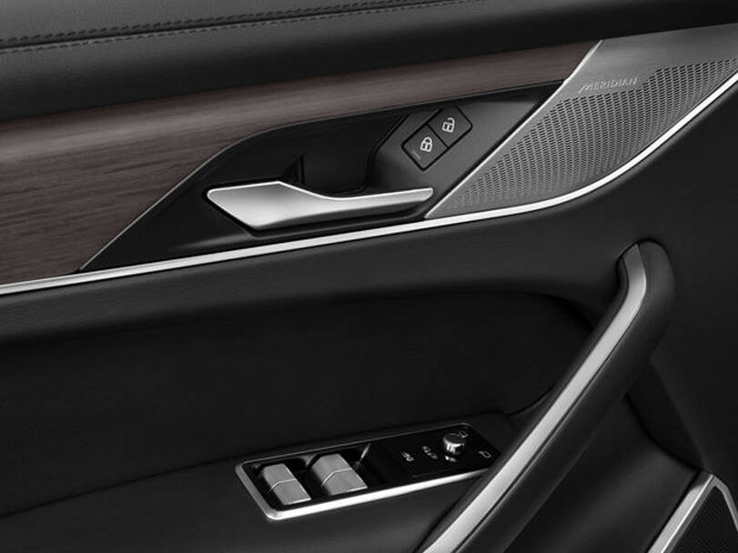 makes.jaguar models.f-pace IMAGE