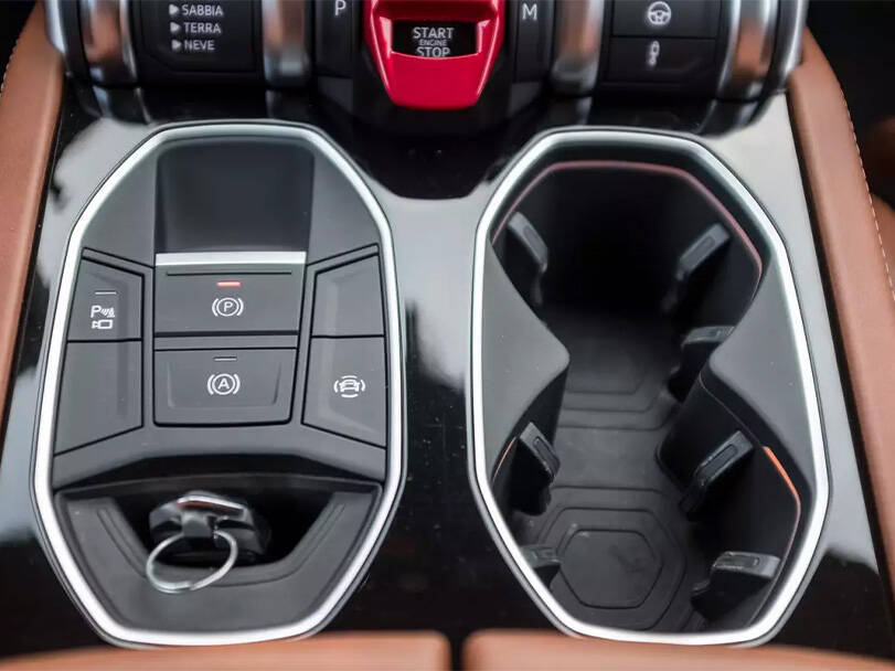 lamborghini urus IMAGE