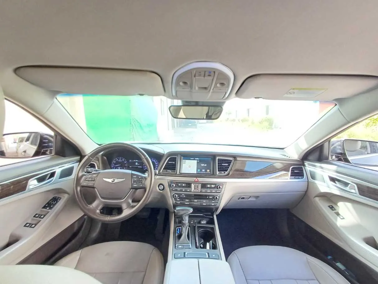 Car image 17