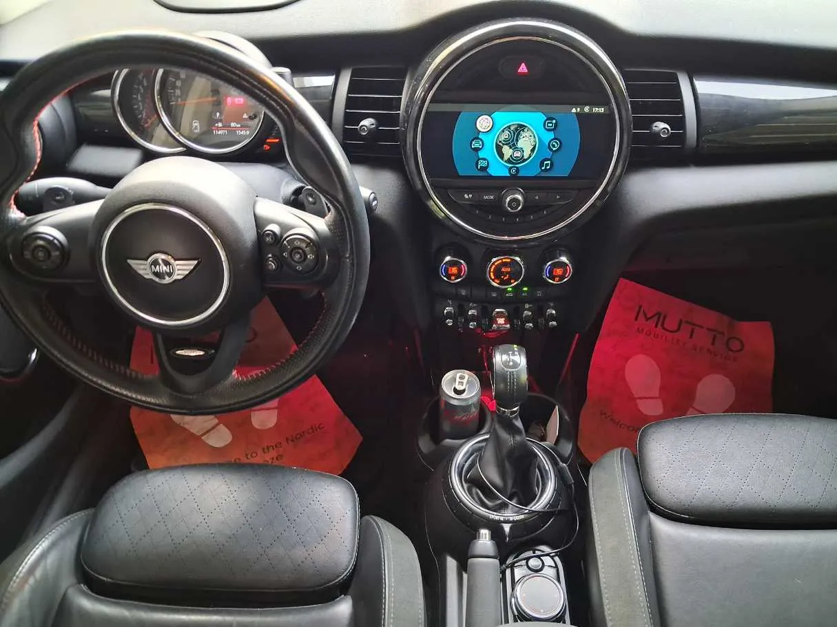 Car image 16