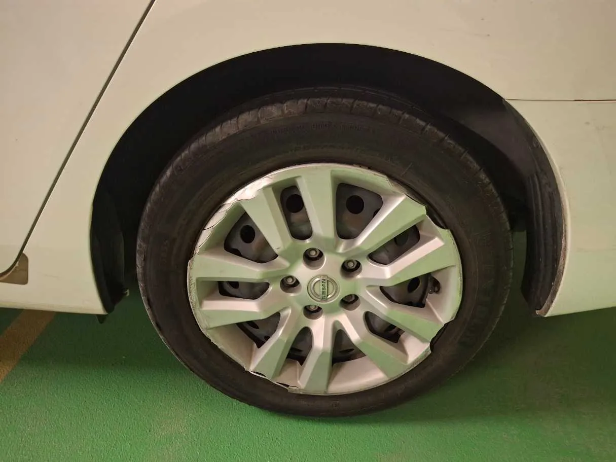 Car image 9