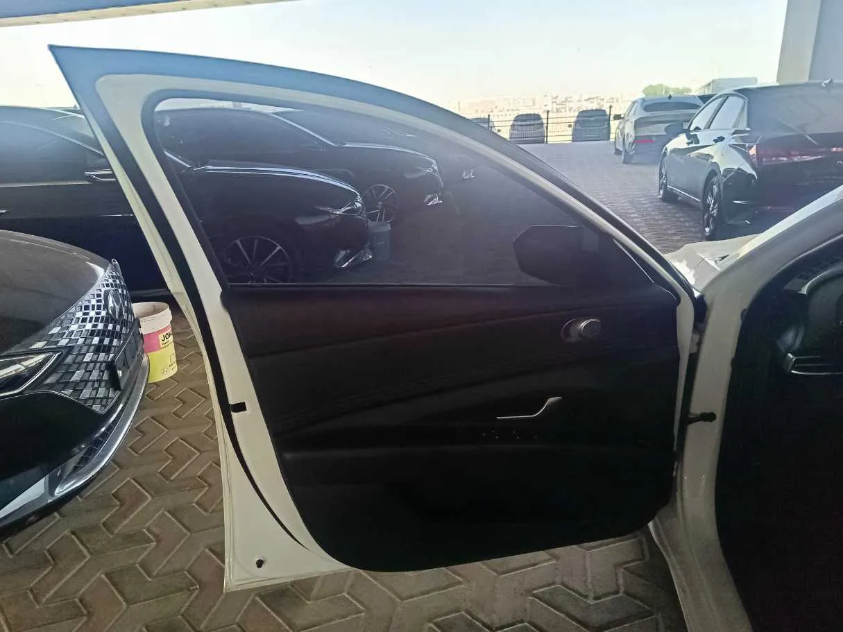 Car image 10