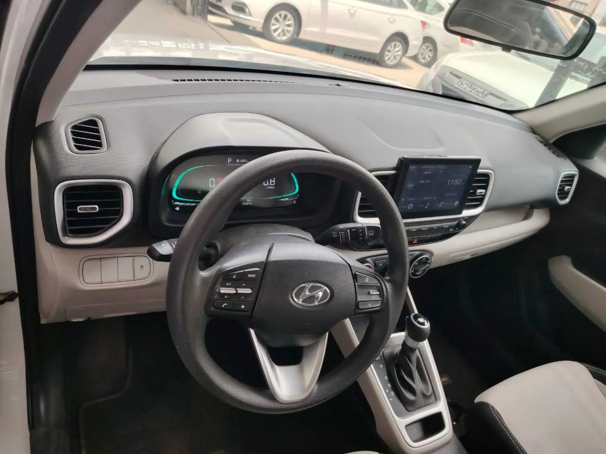 Car image 14