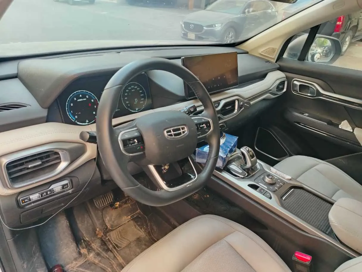 Car image 14