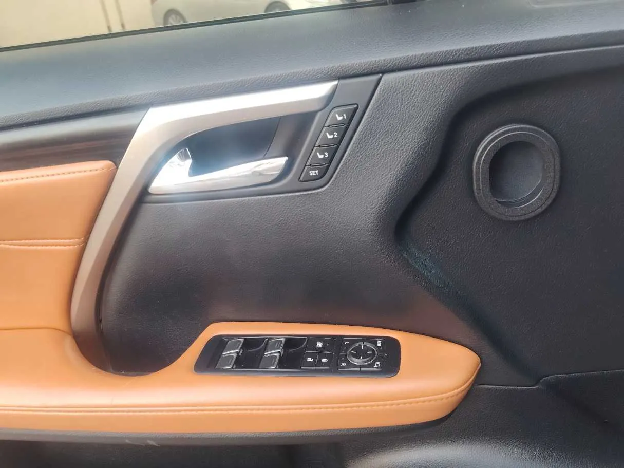 Car image 28