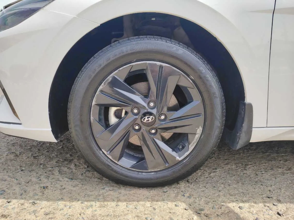 Car image 9