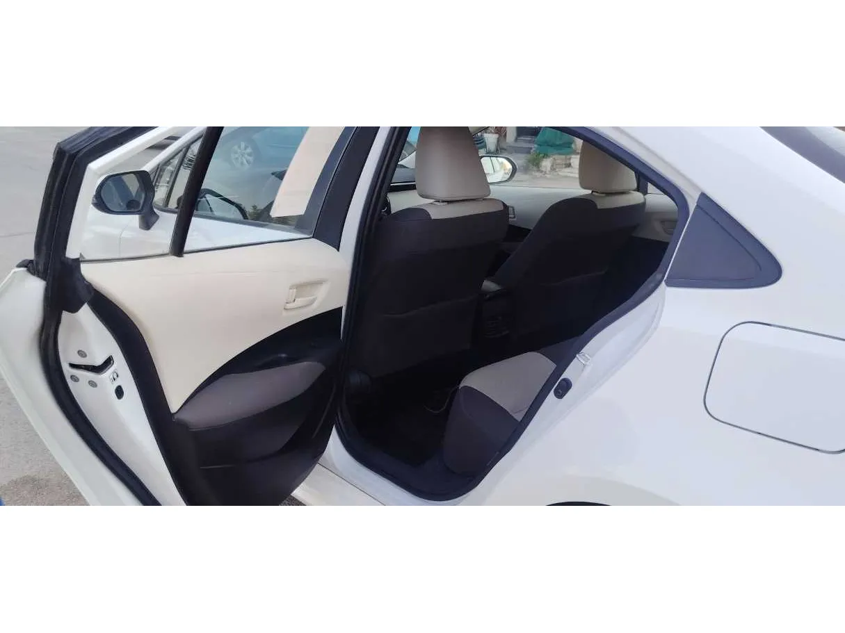 Car image 14