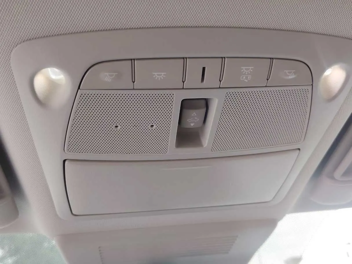 Car image 30