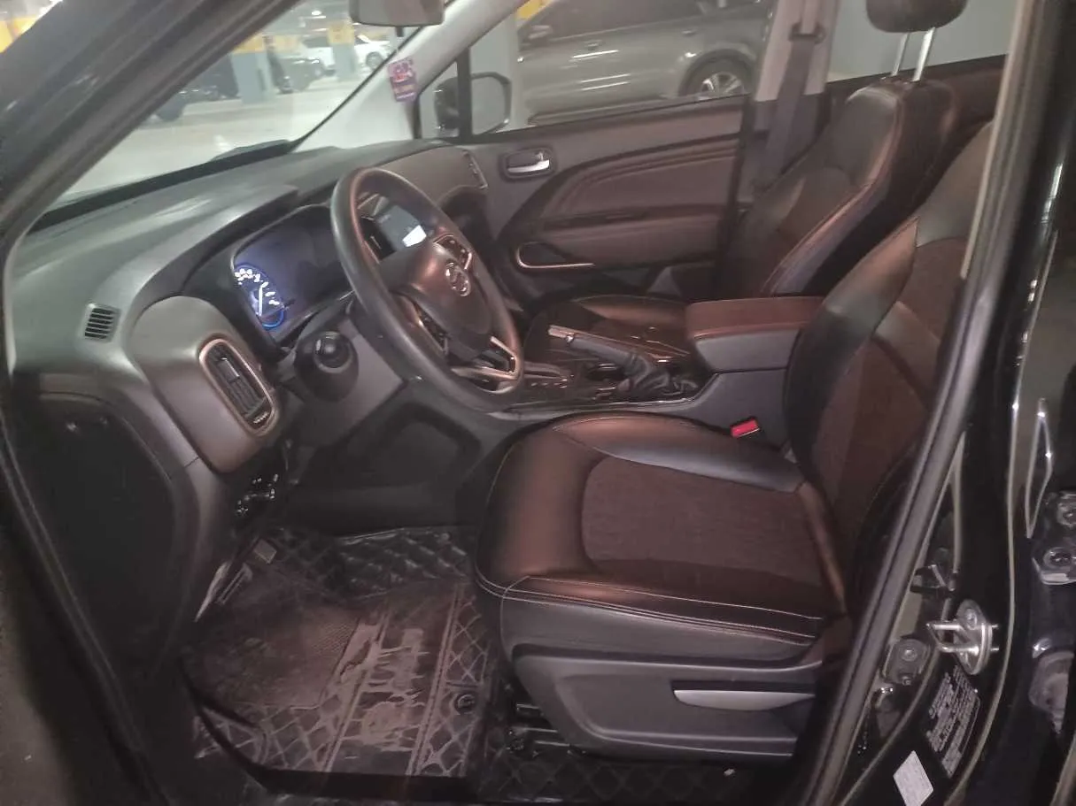 Car image 12