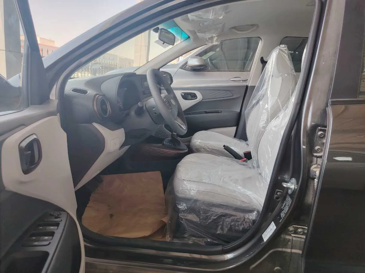 Car image 12