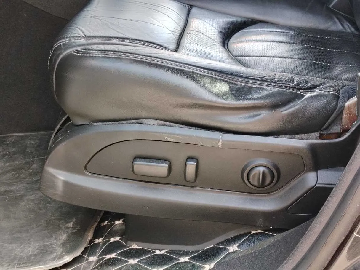 Car image 30