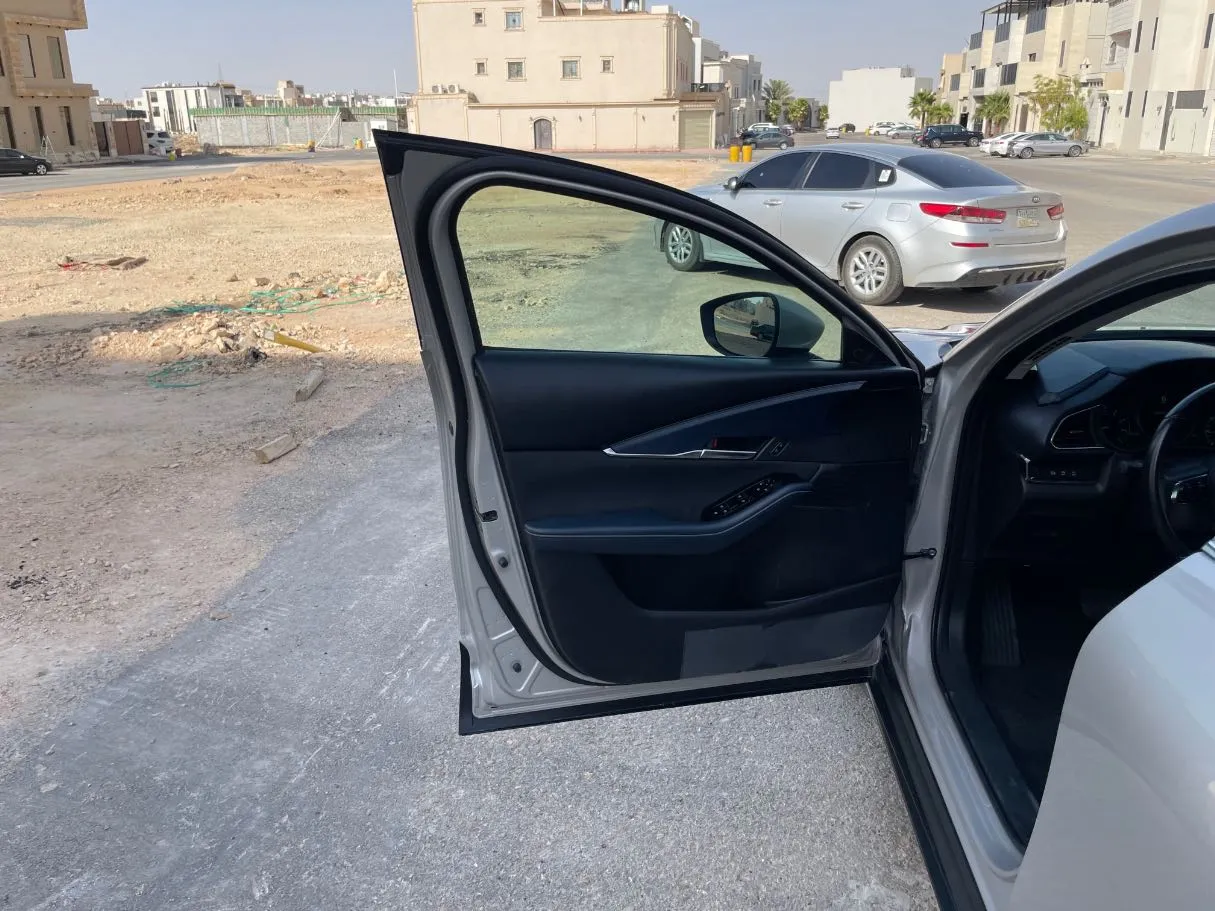 Car image 10