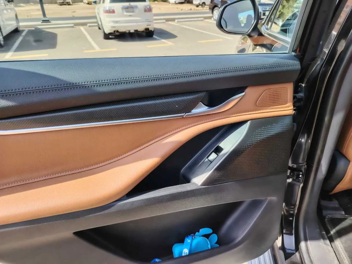 Car image 26