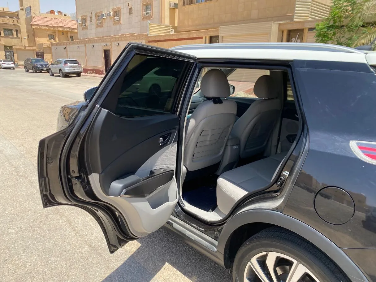 Car image 12