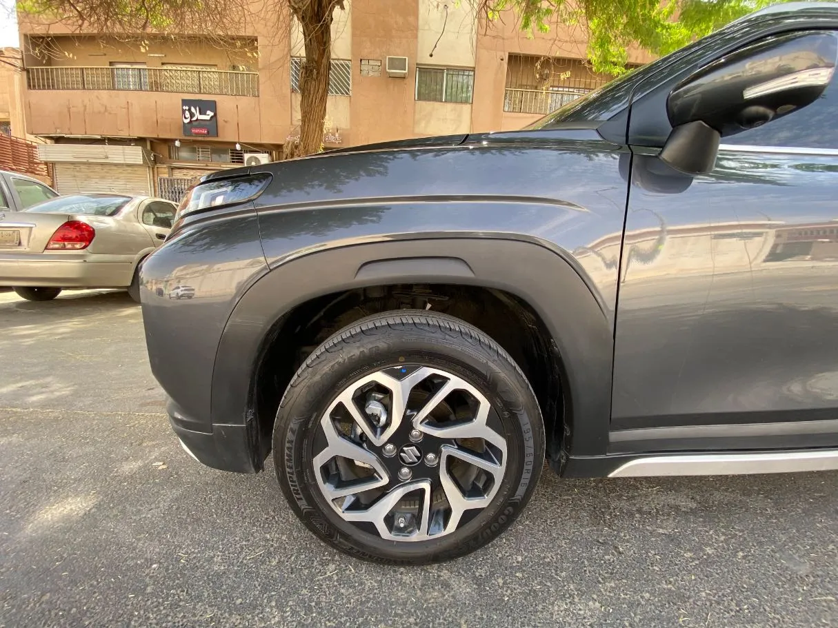 Car image 9