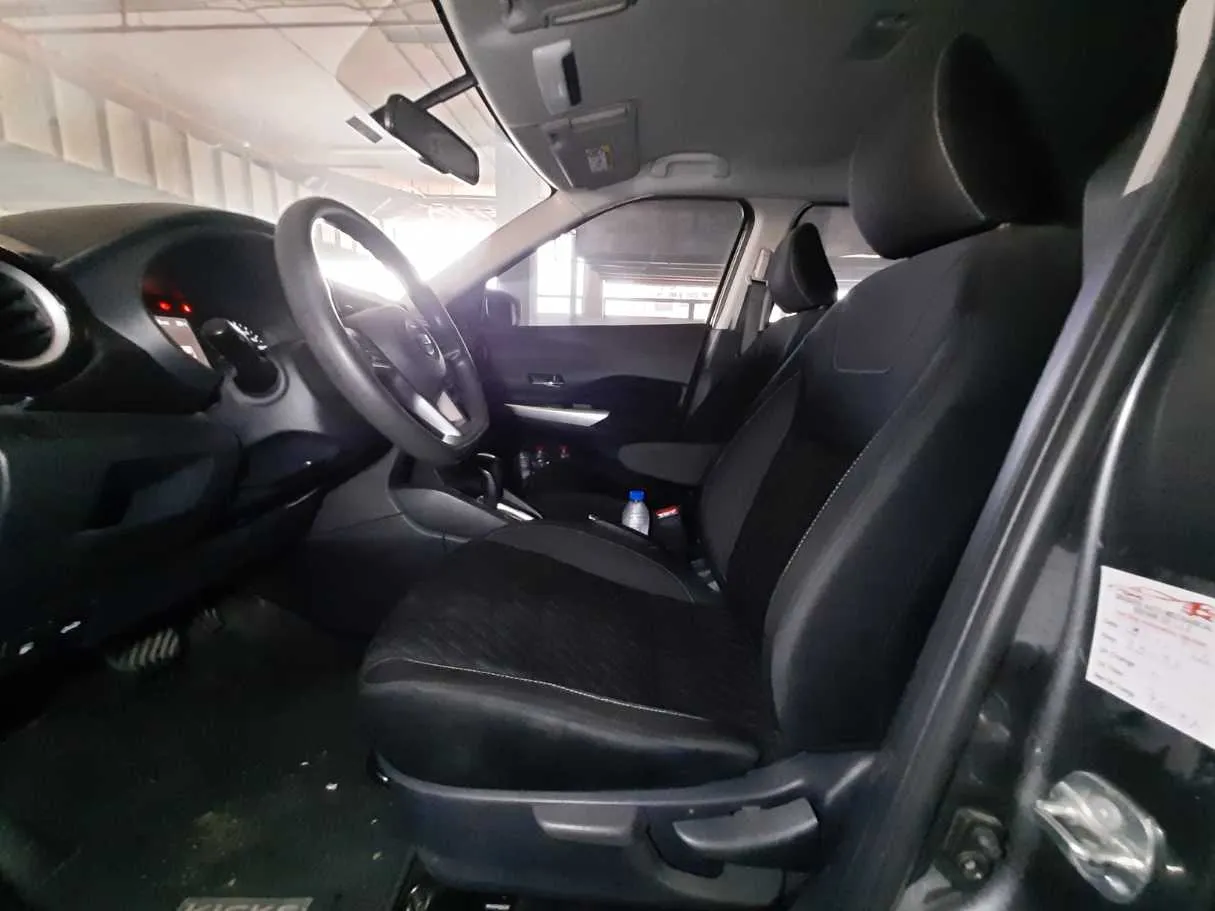 Car image 12