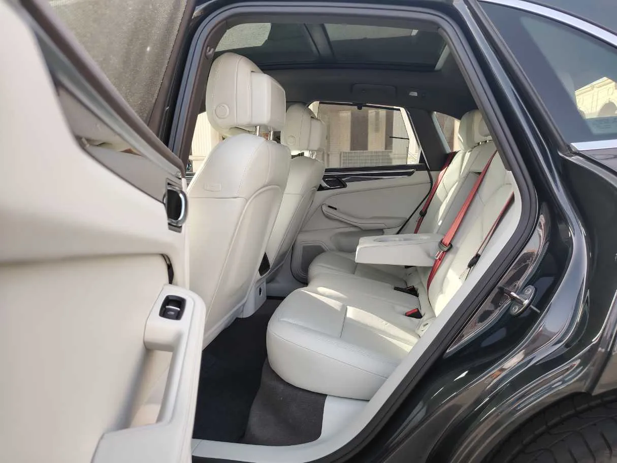 Car image 16