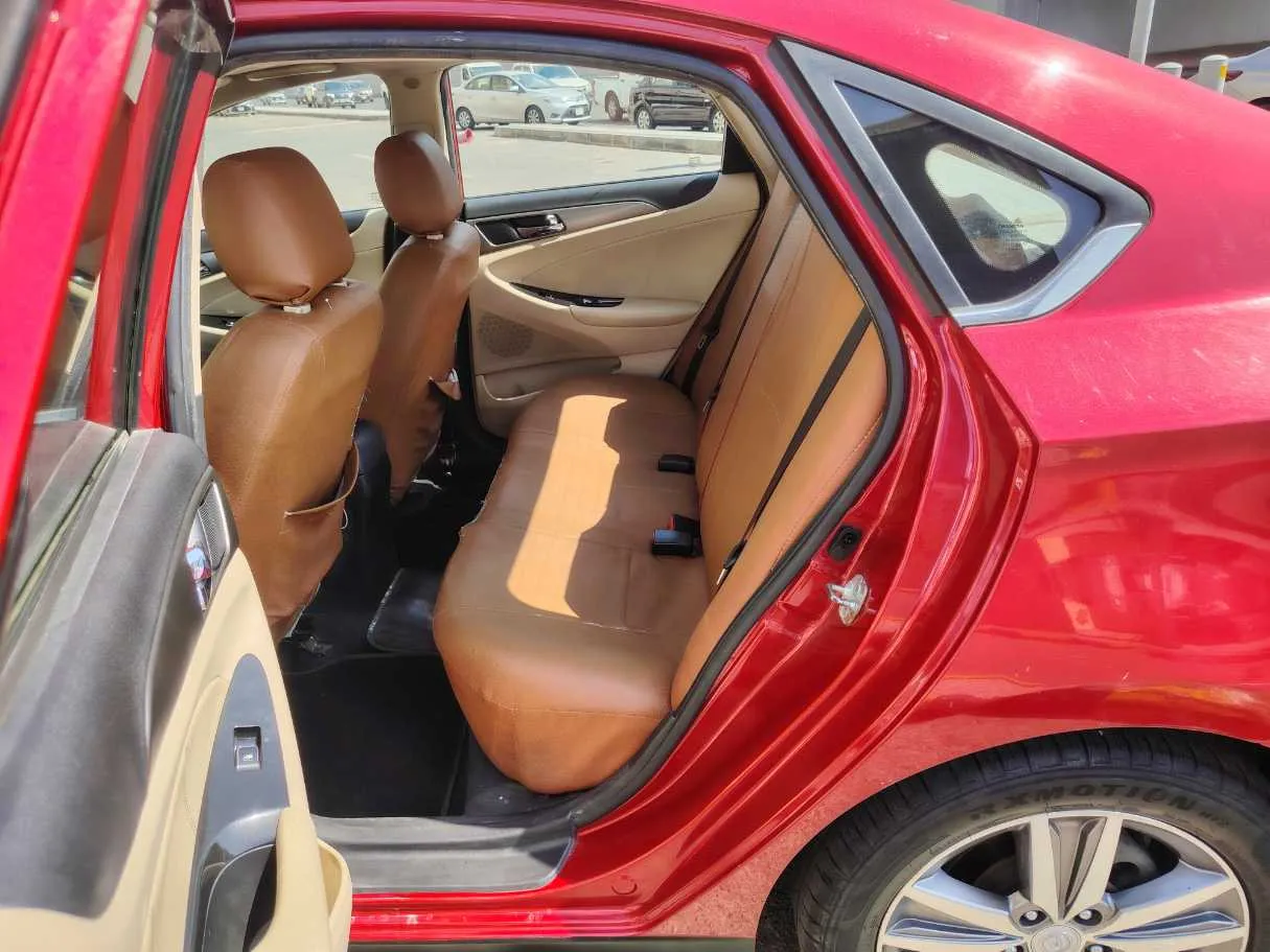 Car image 14
