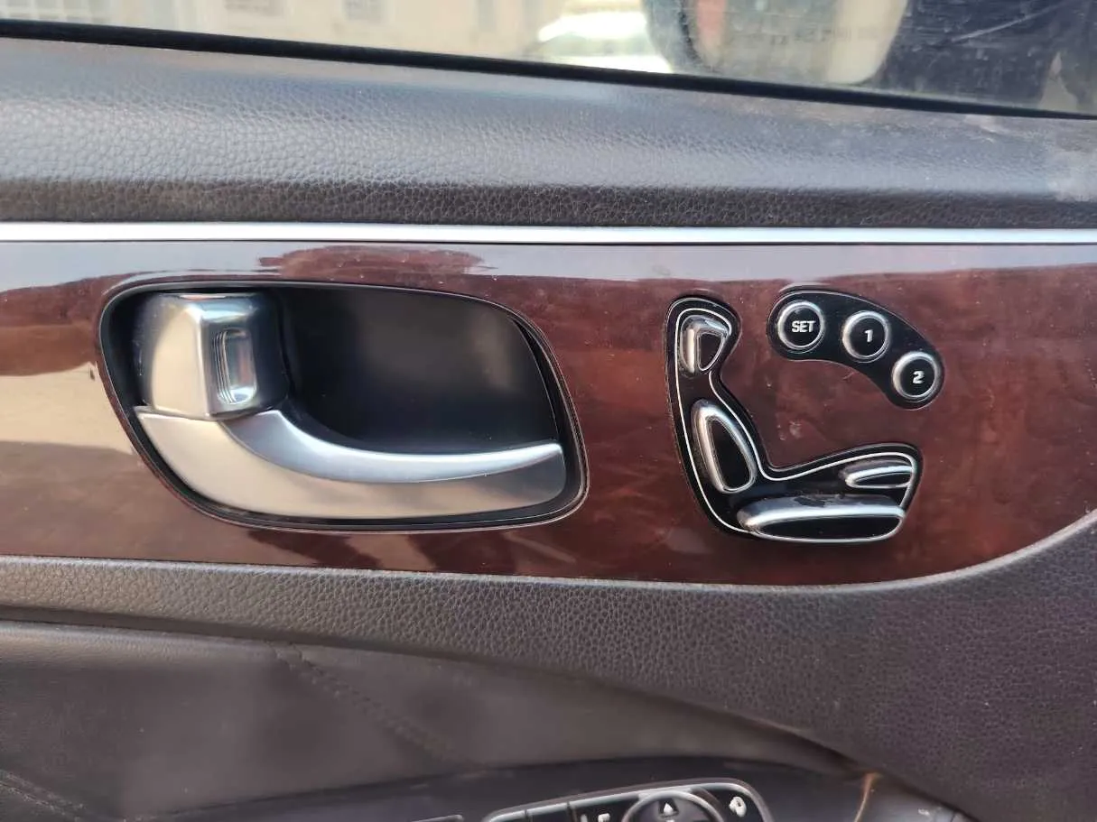 Car image 25