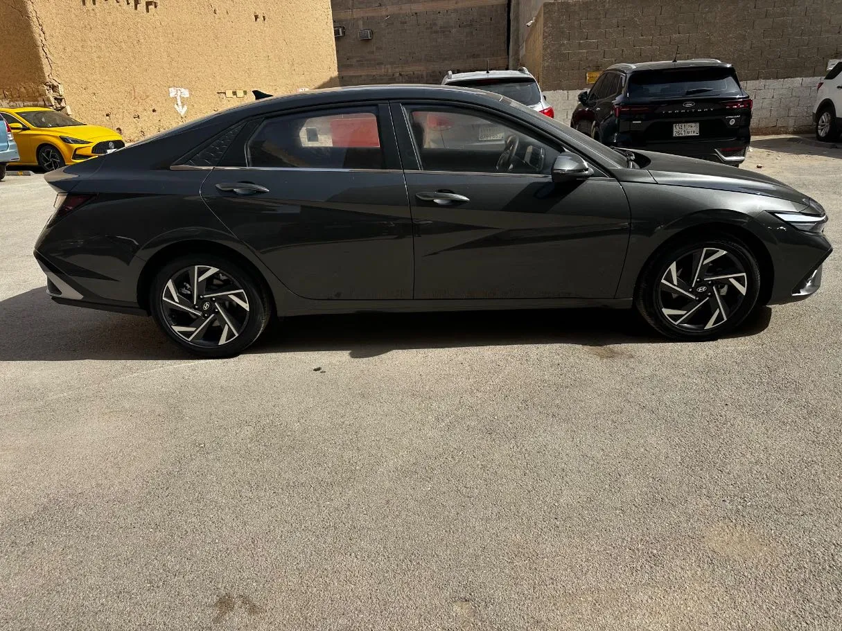 Car image 4