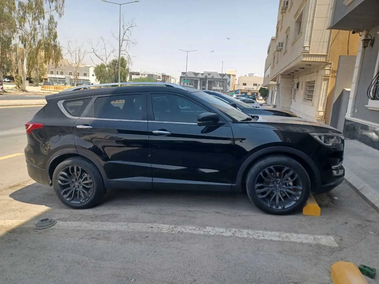 Car image 4