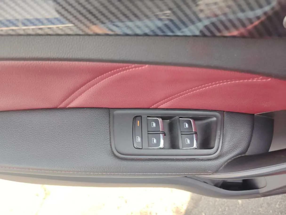 Car image 34
