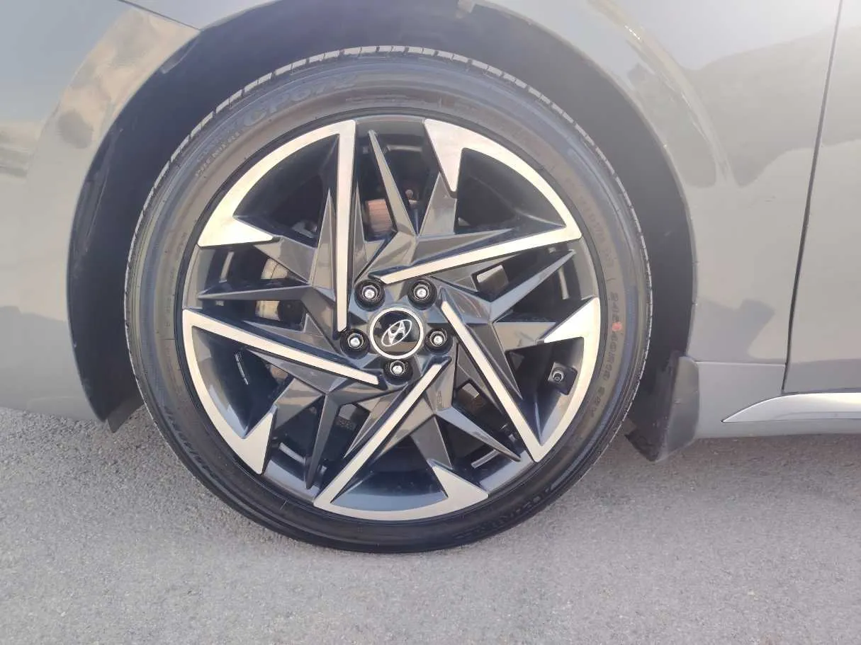 Car image 10