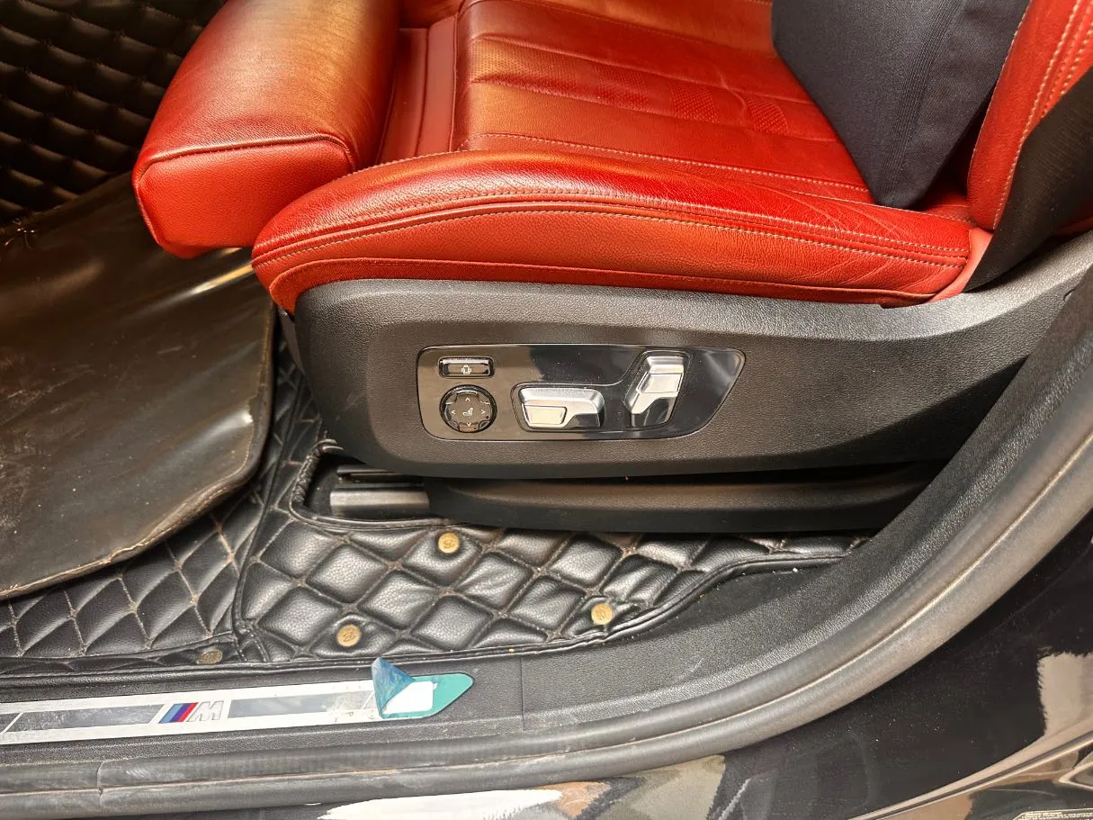 Car image 25