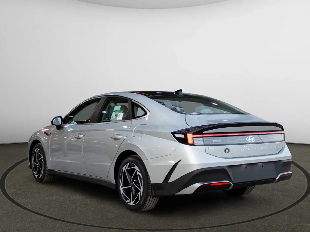 Car image 5