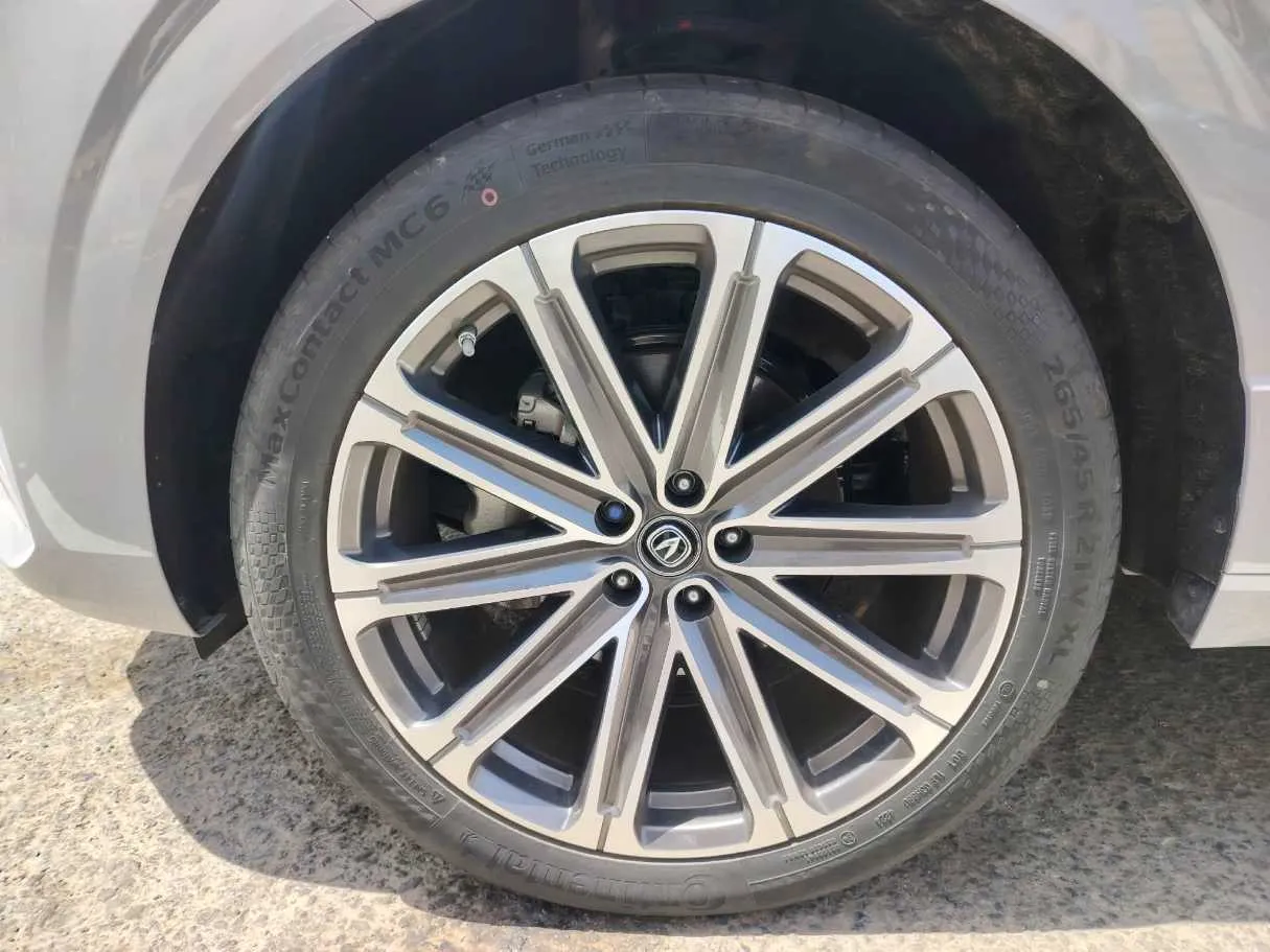 Car image 10