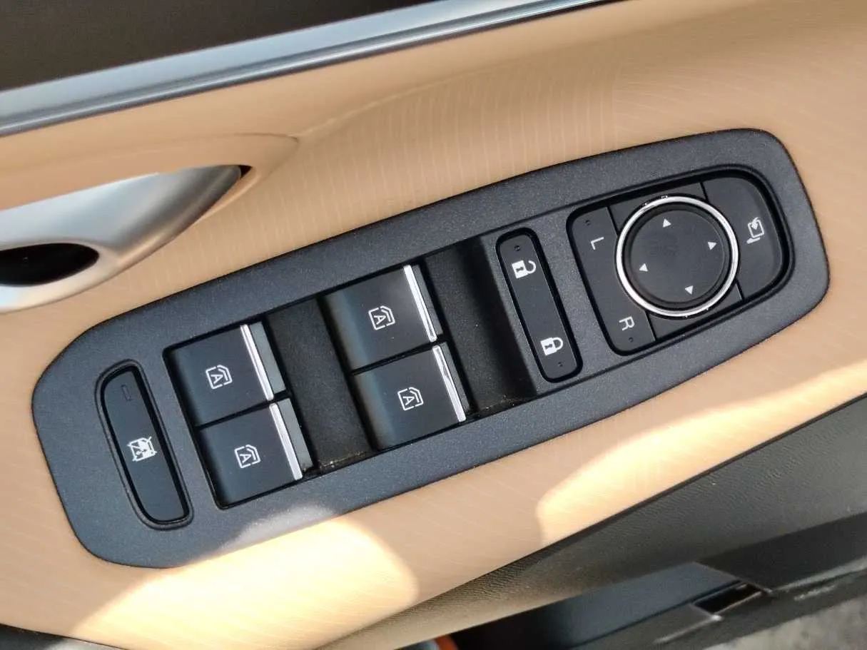 Car image 30