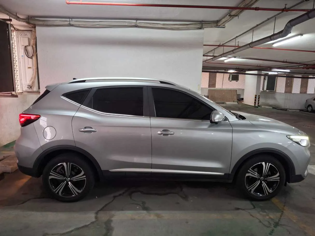 Car image 3