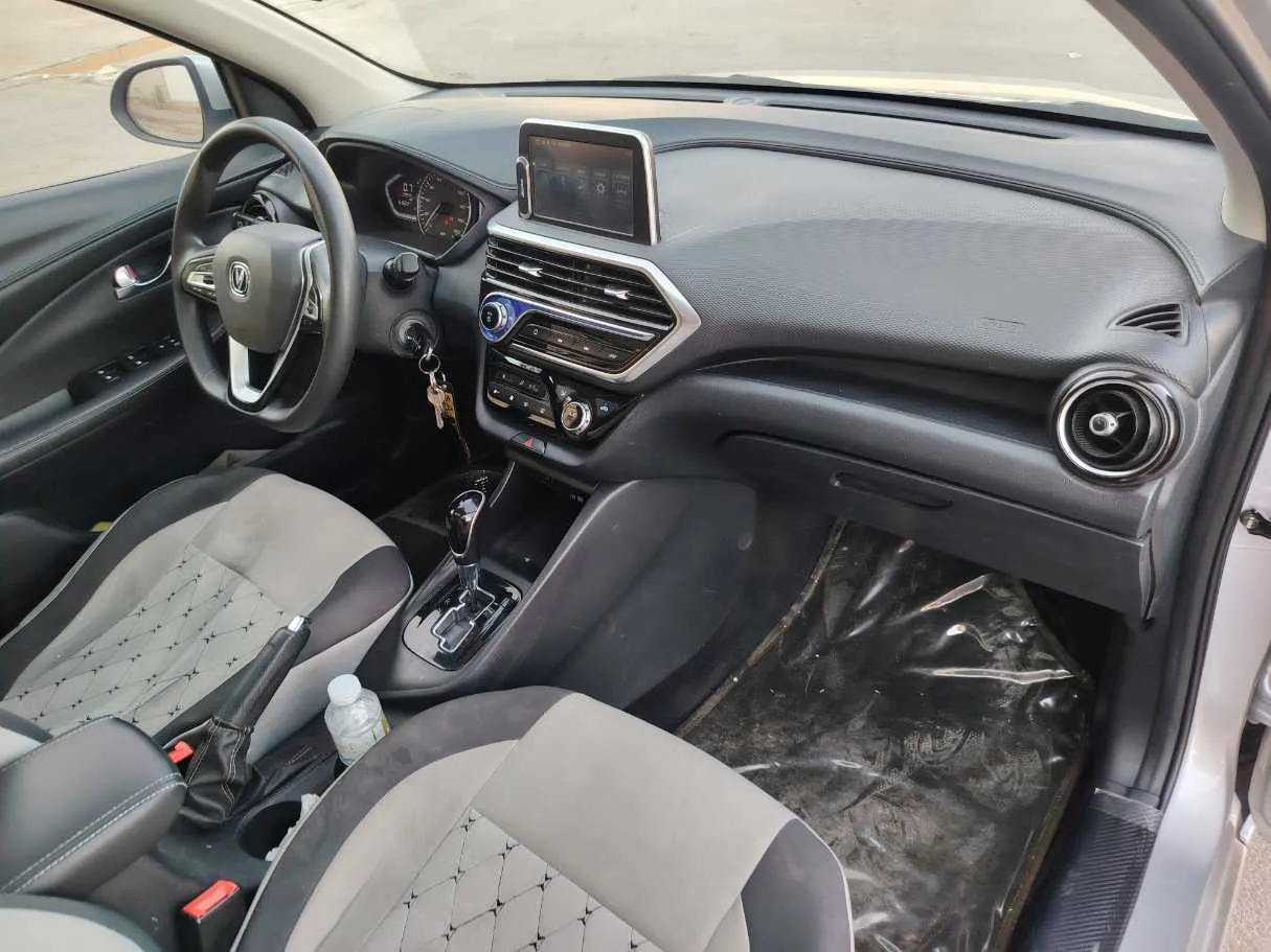 Car image 14