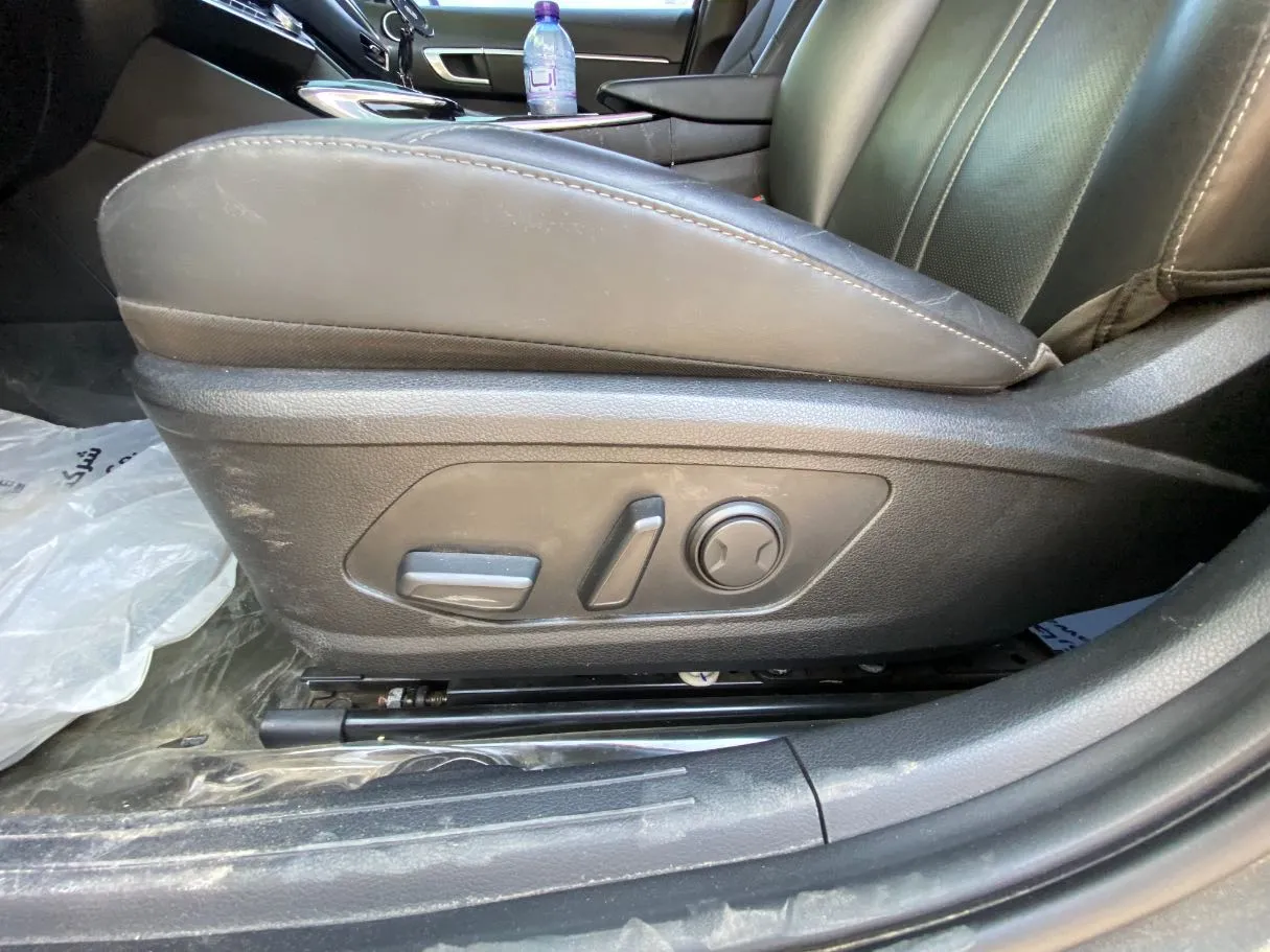 Car image 25