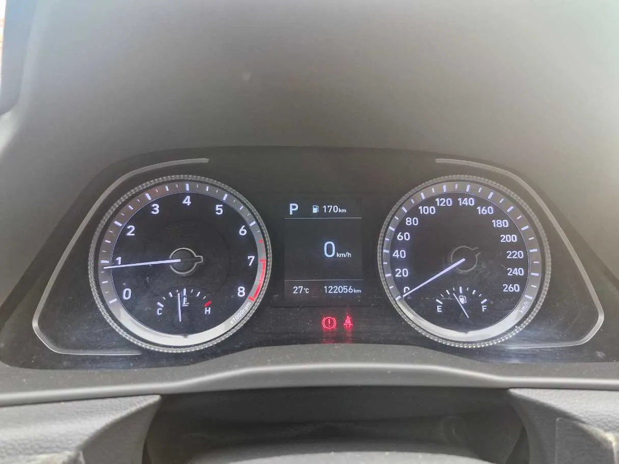 Car image 19