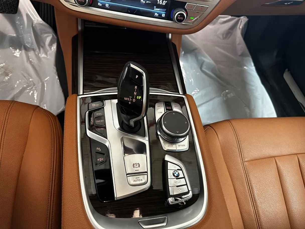 Car image 18