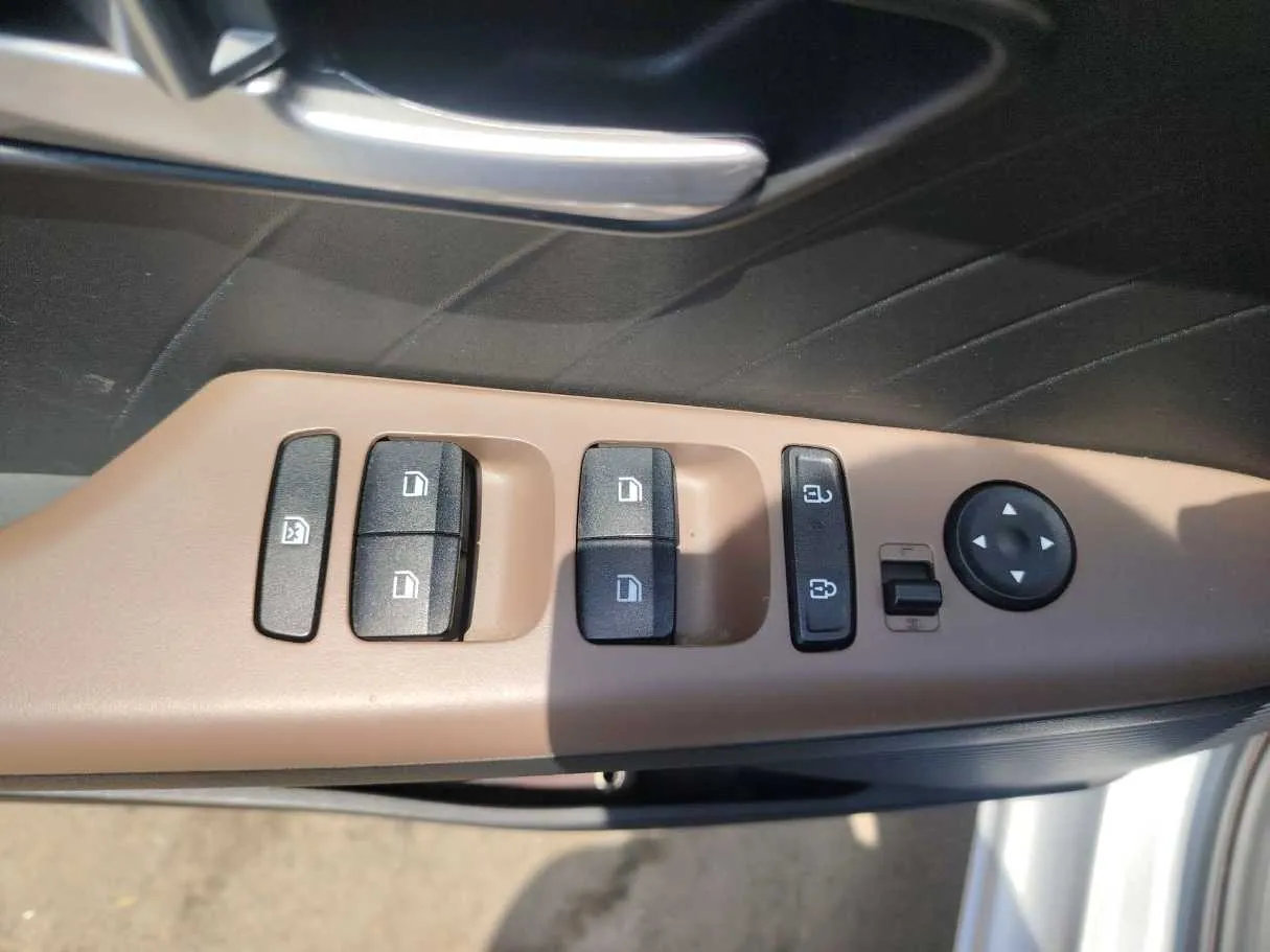 Car image 34