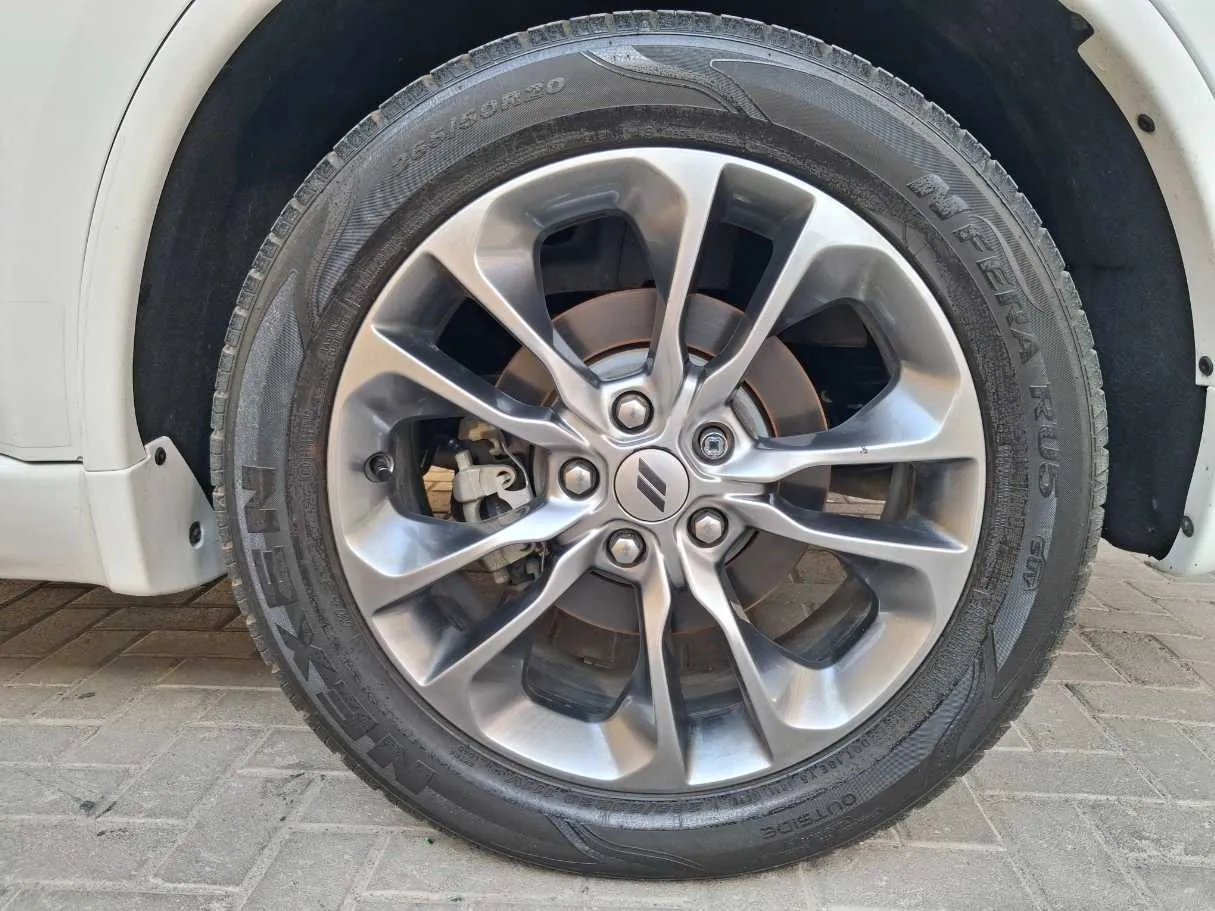Car image 9