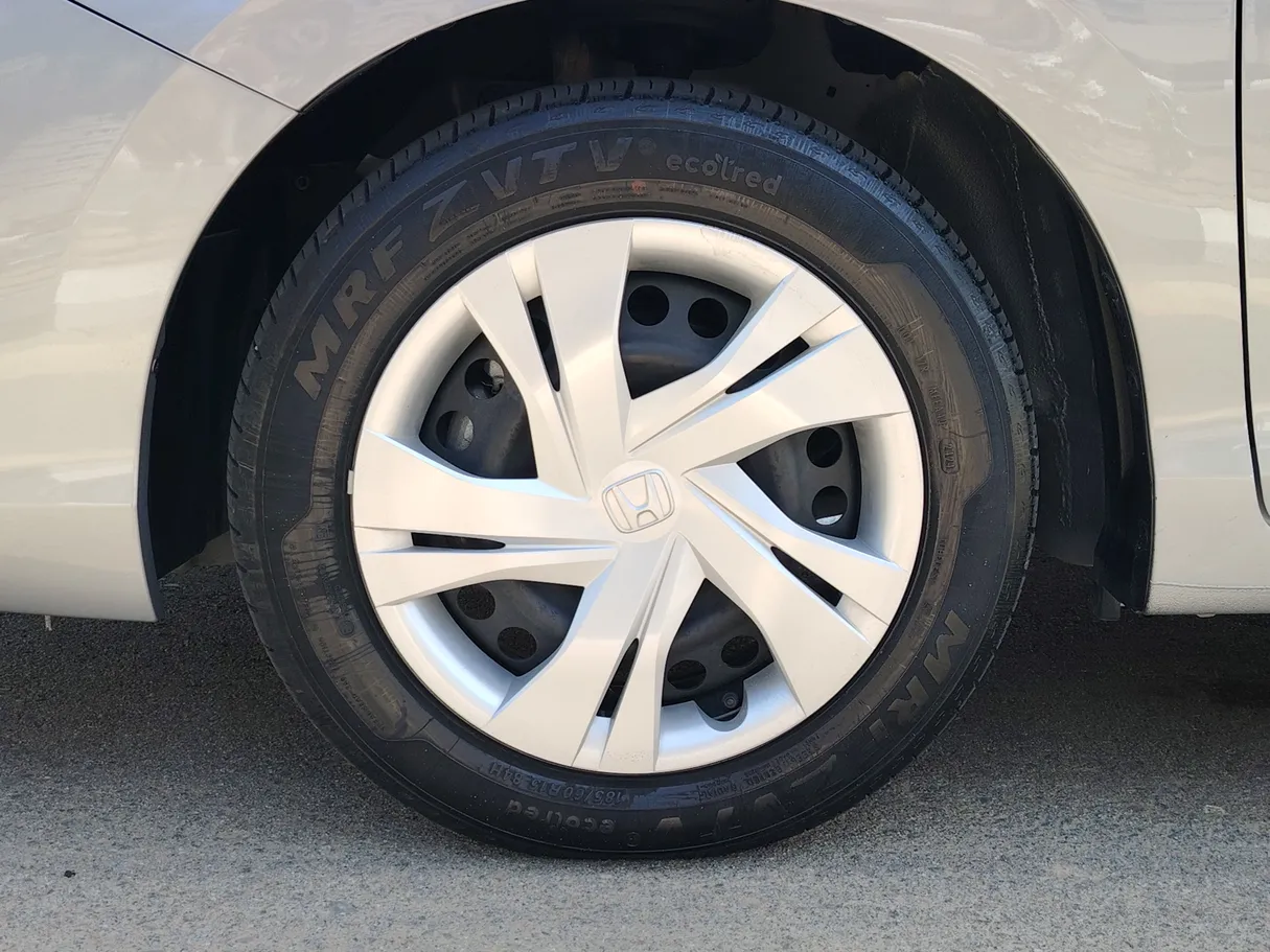 Car image 10