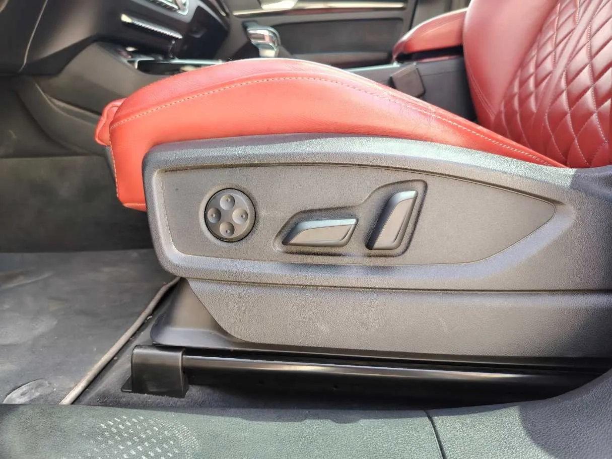 Car image 32