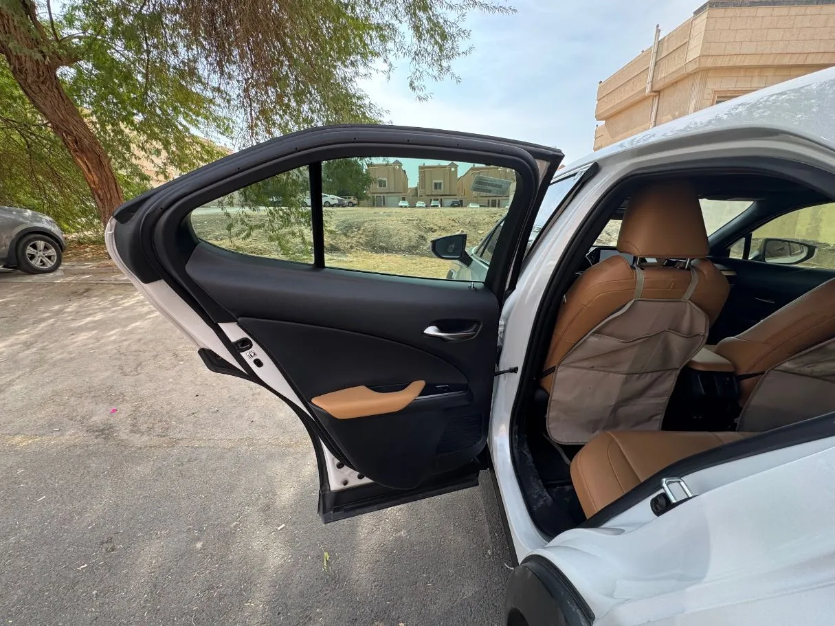 Car image 12