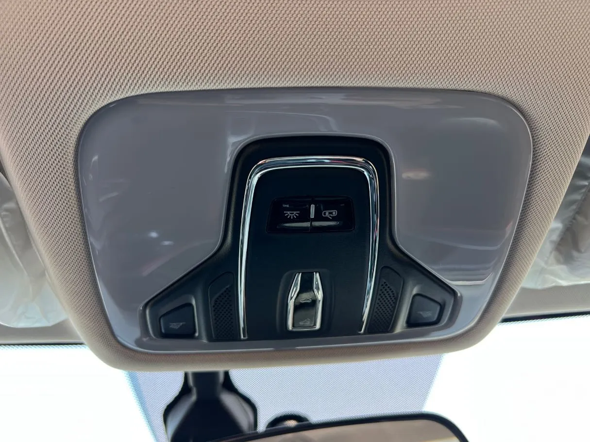 Car image 27