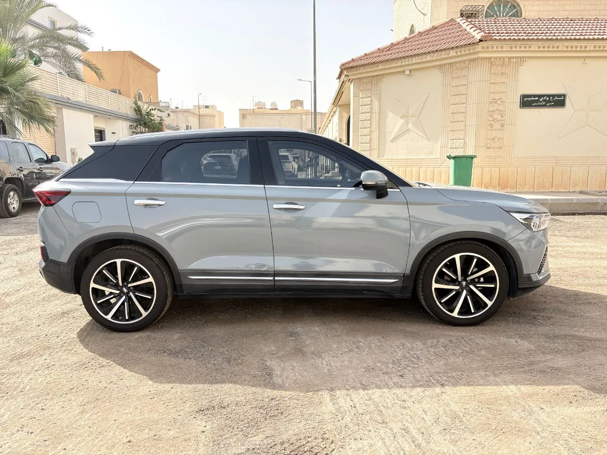 Car image 4