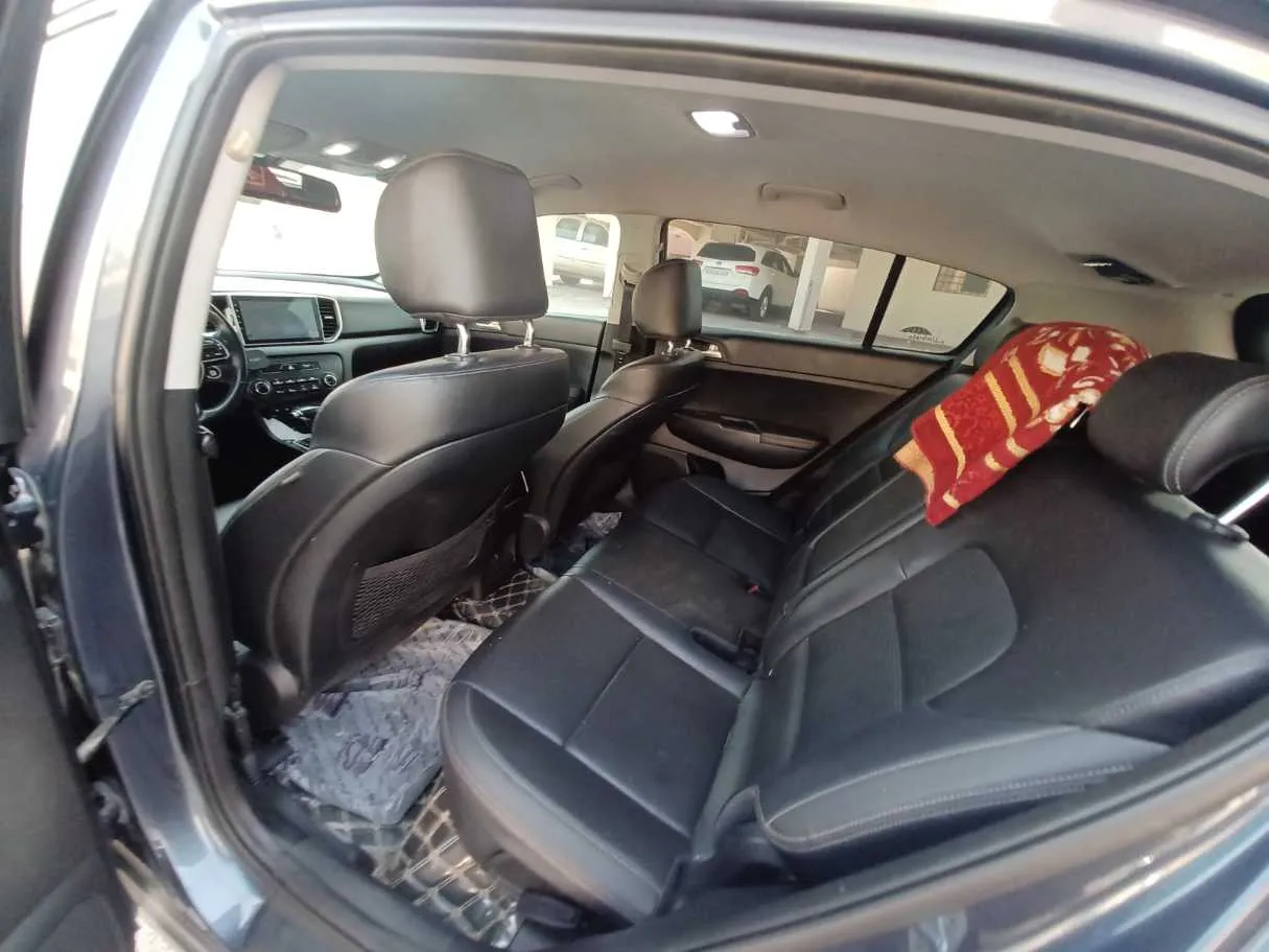 Car image 12