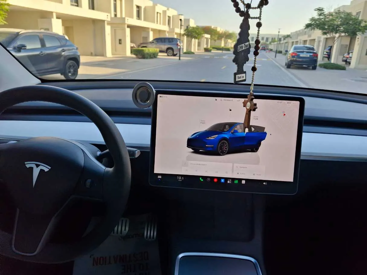 Car image 15