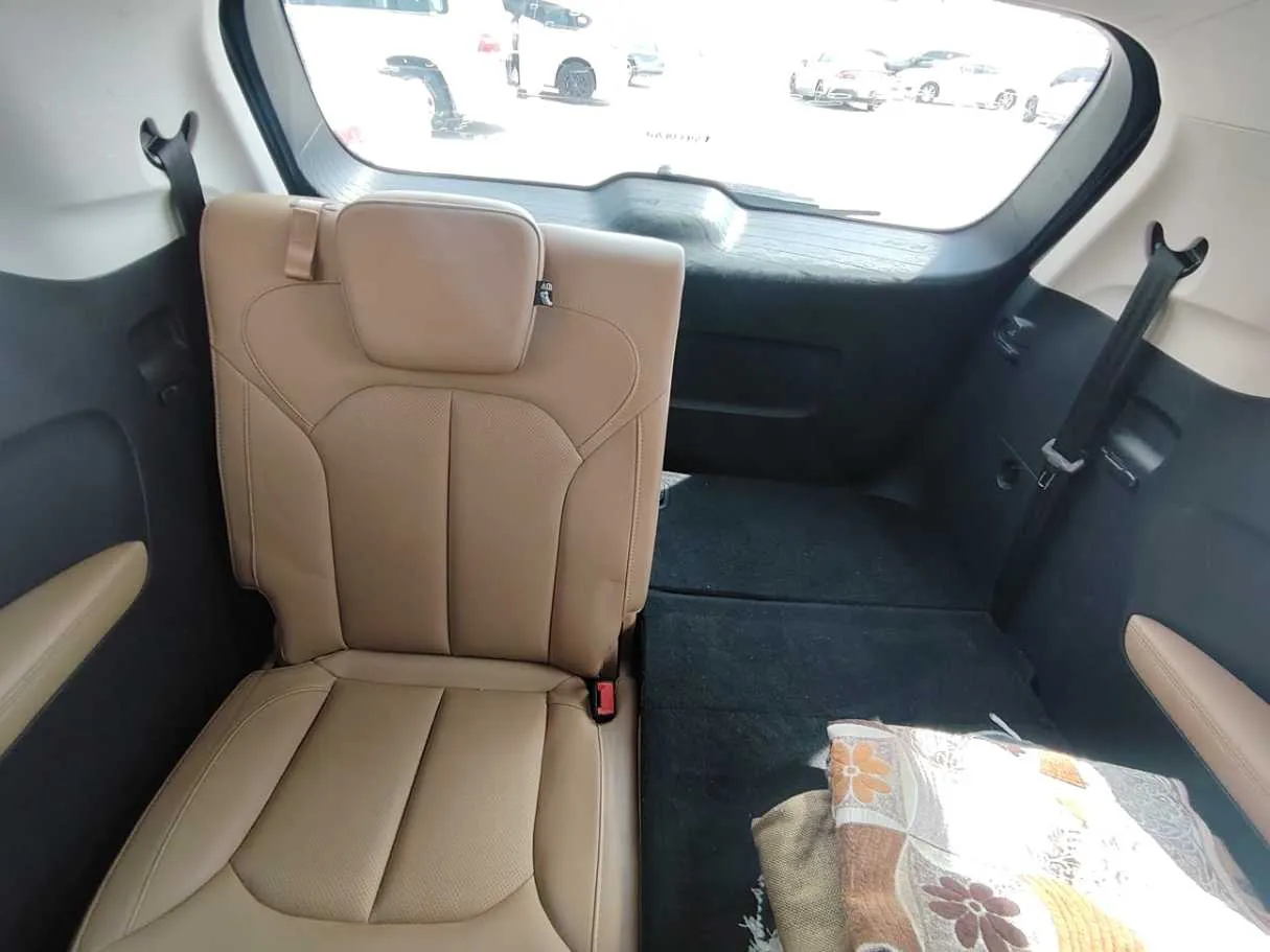 Car image 17