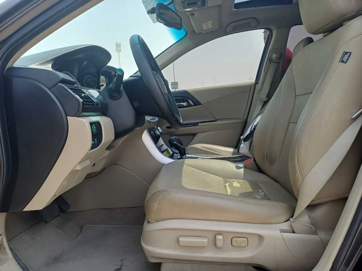 Car image 12
