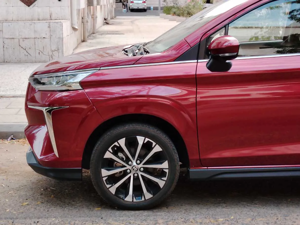 Car image 9